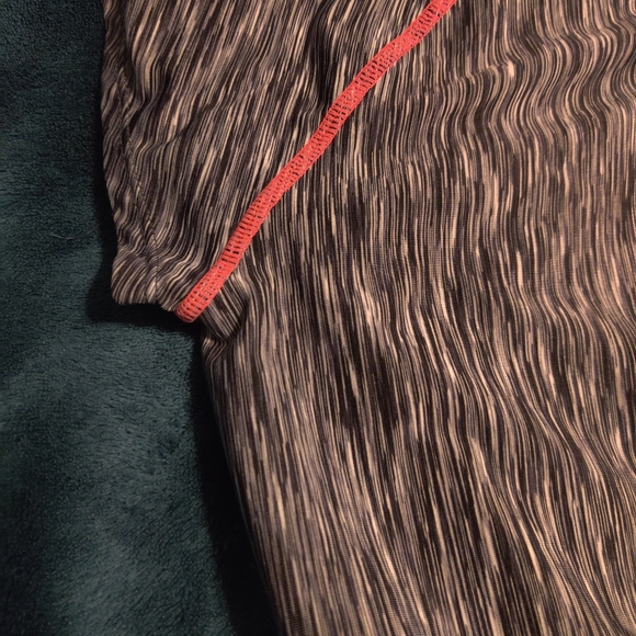 Athleta Black and White Patterned T-Shirt - Picture 6 of 6